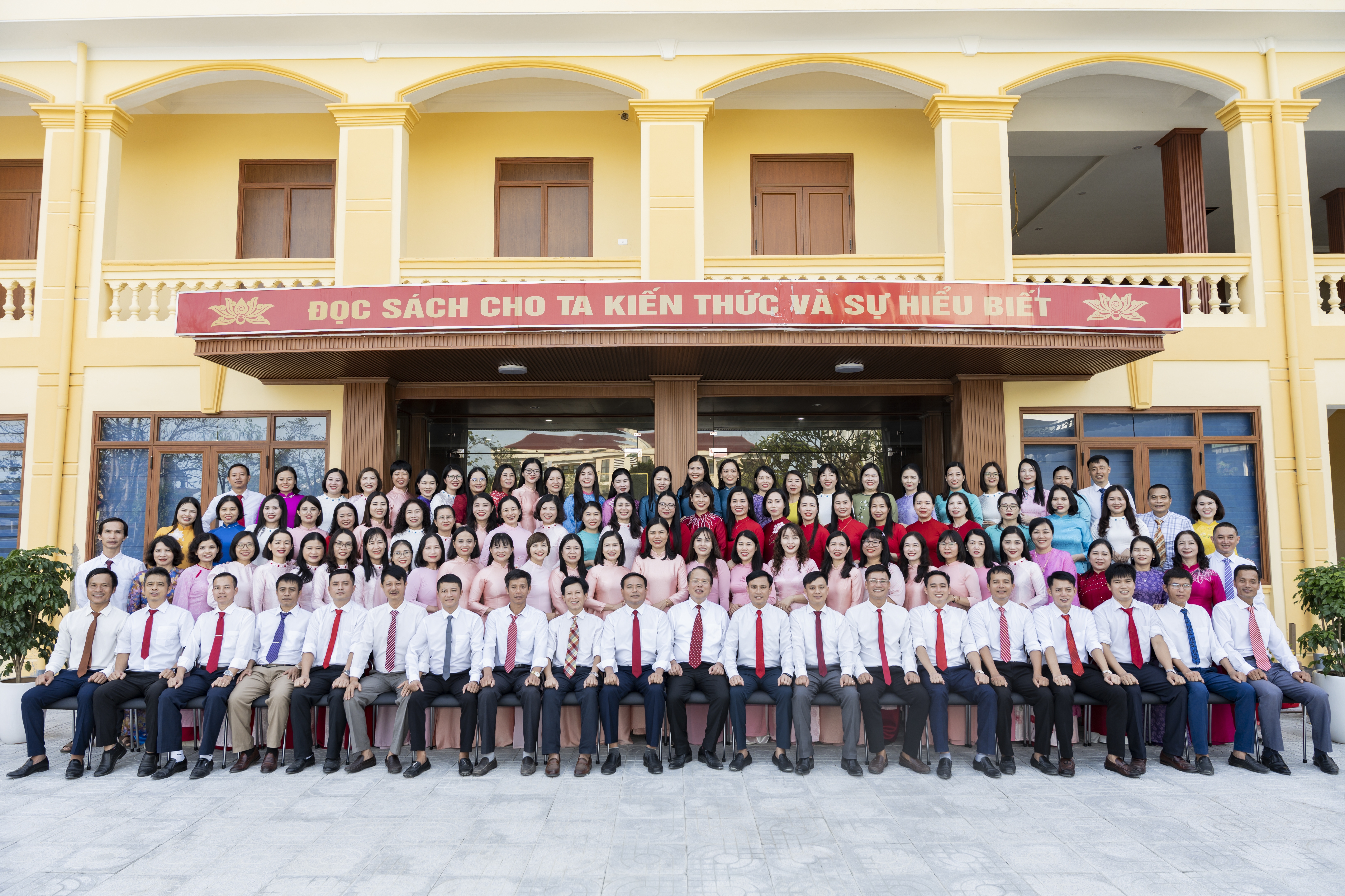 Thế hệ Cán bộ Giáo viên - Nhân viên Trường THPT Lý Tự Trọng